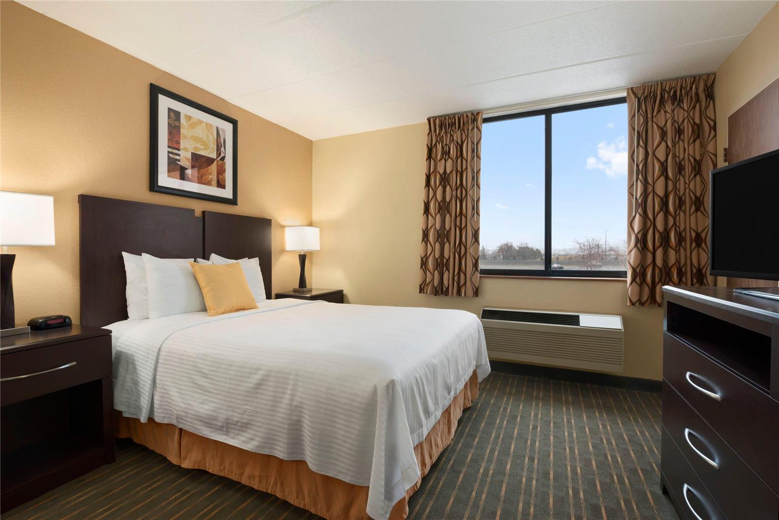 Days Hotel by Wyndham University Ave SE - photo 15