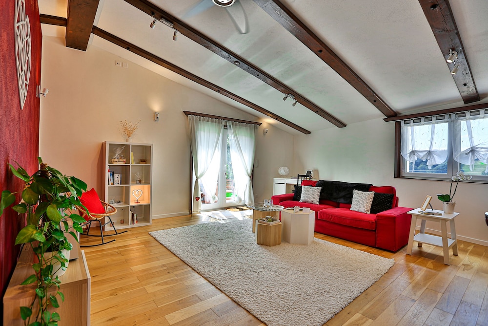 Love room romantique avec jardin et Jacuzzi — hotel in Romont