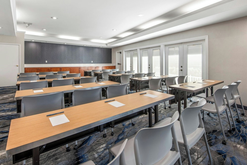 Fairfield Inn & Suites by Marriott San Jose Airport - photo 27