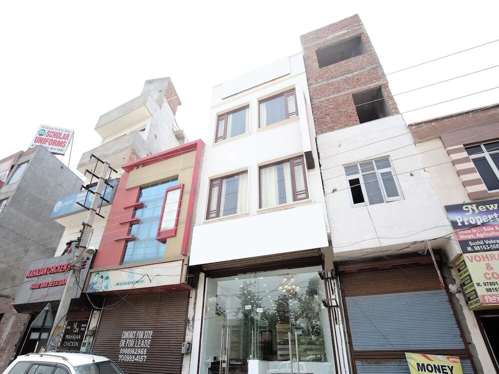 Oyo 15652 Hotel 51