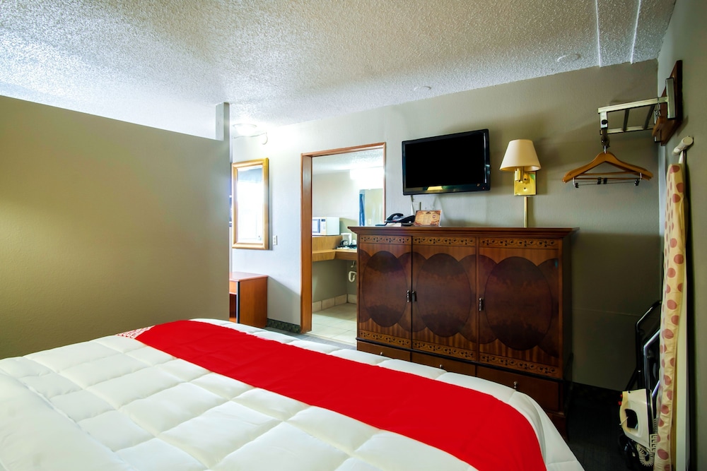 OYO Hotel Hutchinson West 4th Ave - photo 17