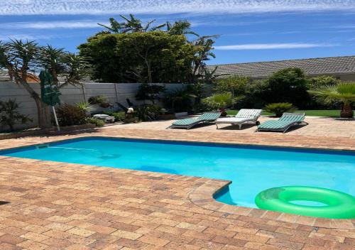 Modern Studio with Pool 5 mins from Beach