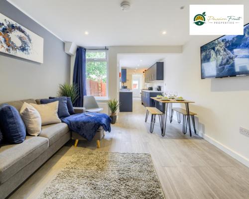 Low Rate 3 Bedroom House Sleeps 5 Near Coventry College & Warwickshire Hospital With Unli Wi Fi Driveway Parking and Garden 22DSC — 4-Star Luxury Hotel in Coventry, United Kingdom
