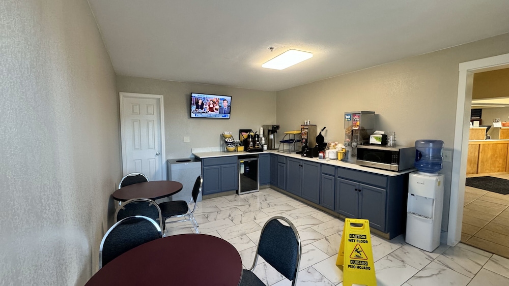 Days Inn by Wyndham Shawnee - photo 16