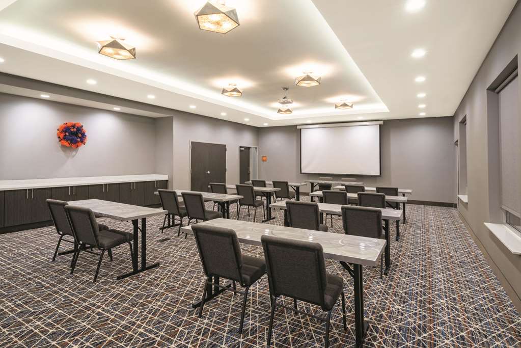 La Quinta Inn & Suites by Wyndham Opelika Auburn - photo 13