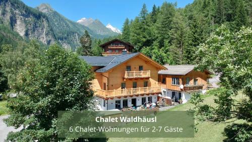 Chalet WaldHäusl luxuriöse Ferienwohnungen mit Sauna & Whirlpool Kamin Balkon oder Terrasse mit Bergblick — 4-Star Luxury Hotel in Heiligenblut, Austria