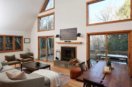 Private Chalet with Fire Pit Deck and Large Yard — 4-Star Luxury Hotel in Roscoe, United States