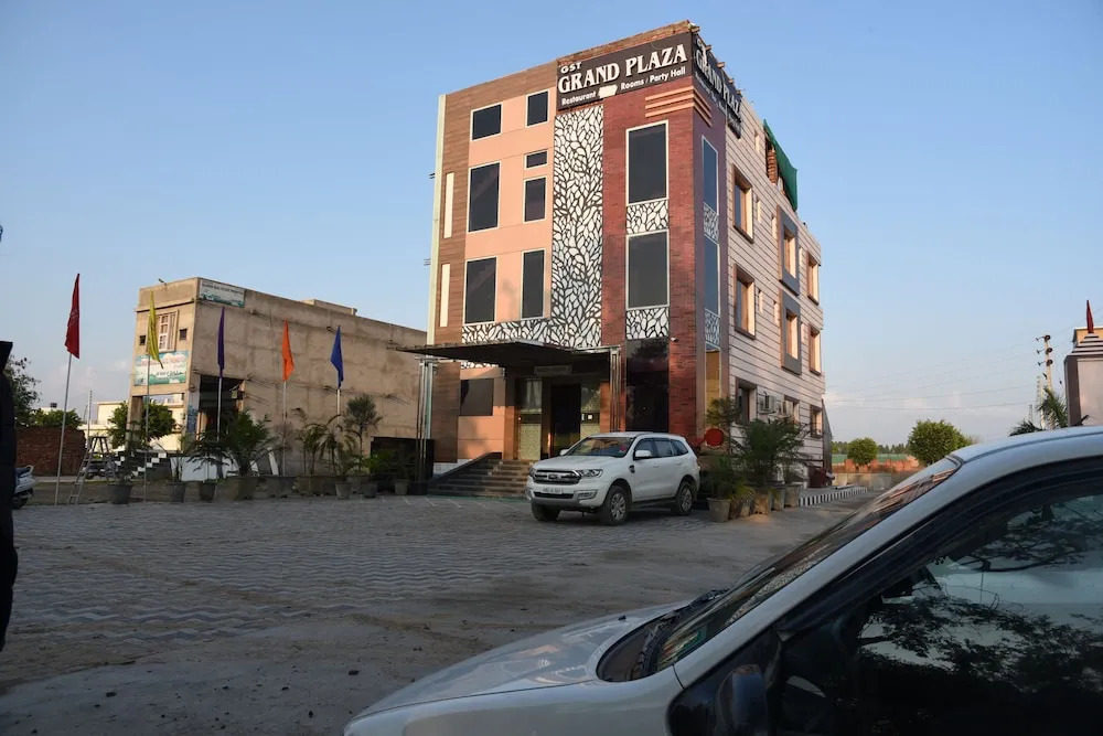 Hotel GST Grand Plaza in Kharar, India