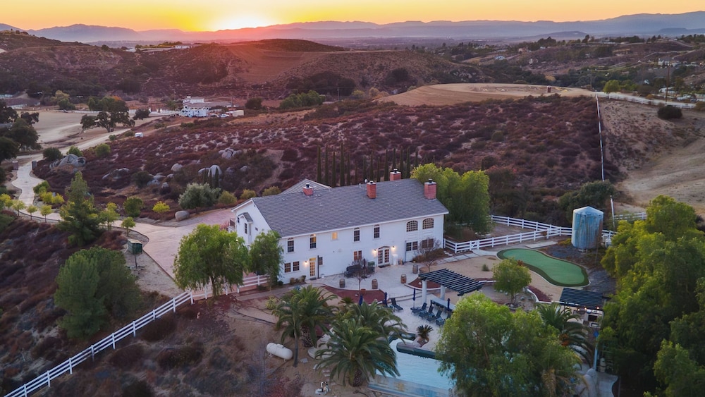 Warhol by Avantstay Expansive Estate Stunning Wine Cty Views in Temecula, United States