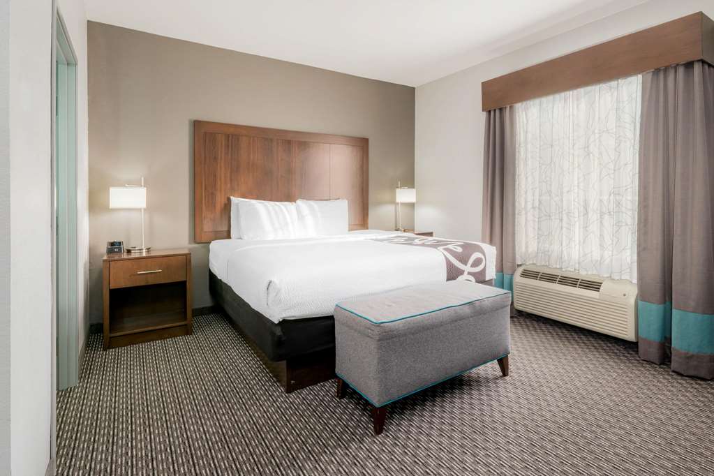 La Quinta Inn & Suites by Wyndham Fort Worth Arlington West - photo 23