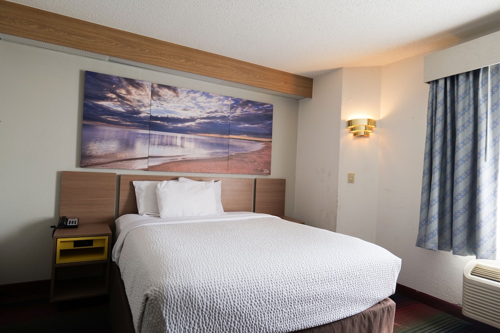 Days Inn by Wyndham Flint Bishop International Airport - photo 13