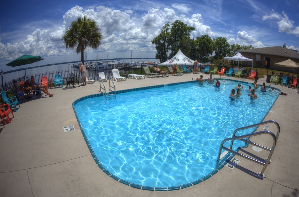 Crystal Cove Hotel — hotel in Palatka