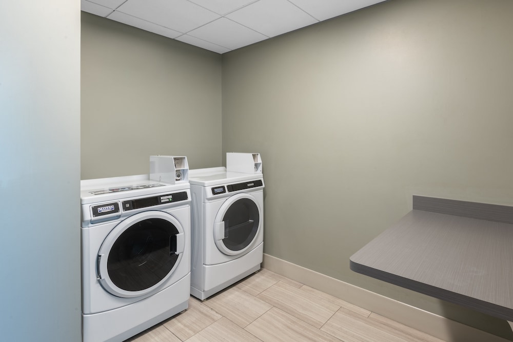 Holiday Inn Express & Suites Phoenix Airport North by IHG - photo 106