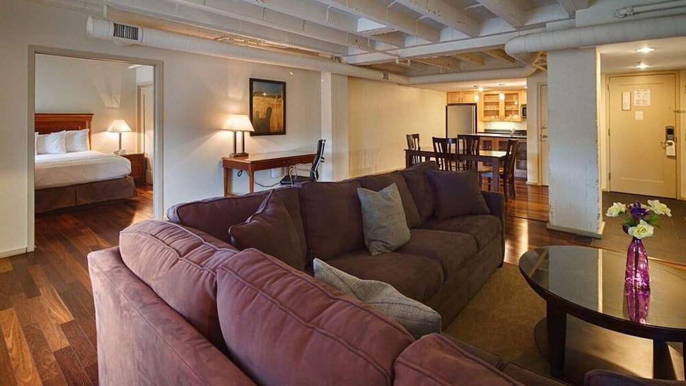 Grand Eastonian Hotel & Suites - photo 13