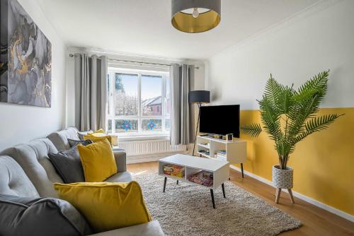 Stylish 2BR Apartment near MCR Airport — 4-Star Luxury Hotel in Manchester, United Kingdom