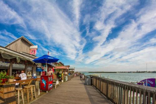 Beach Front Complex Condo Madeira Norte #106 — 4-Star Luxury Hotel in Saint Pete Beach, United States