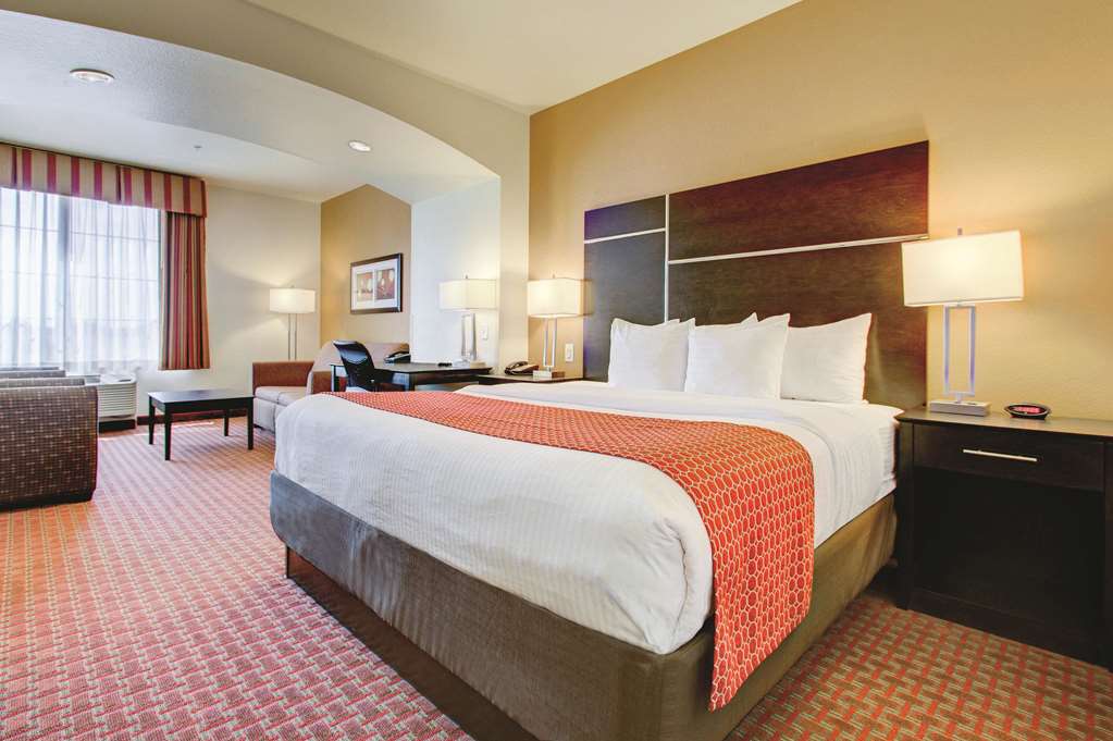 La Quinta Inn & Suites by Wyndham Denver Gateway Park - photo 19