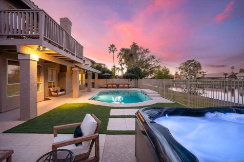 Lakeside Views The Clubhouse at Arrowhead Pool — 4-Star Luxury Hotel in Glendale, United States