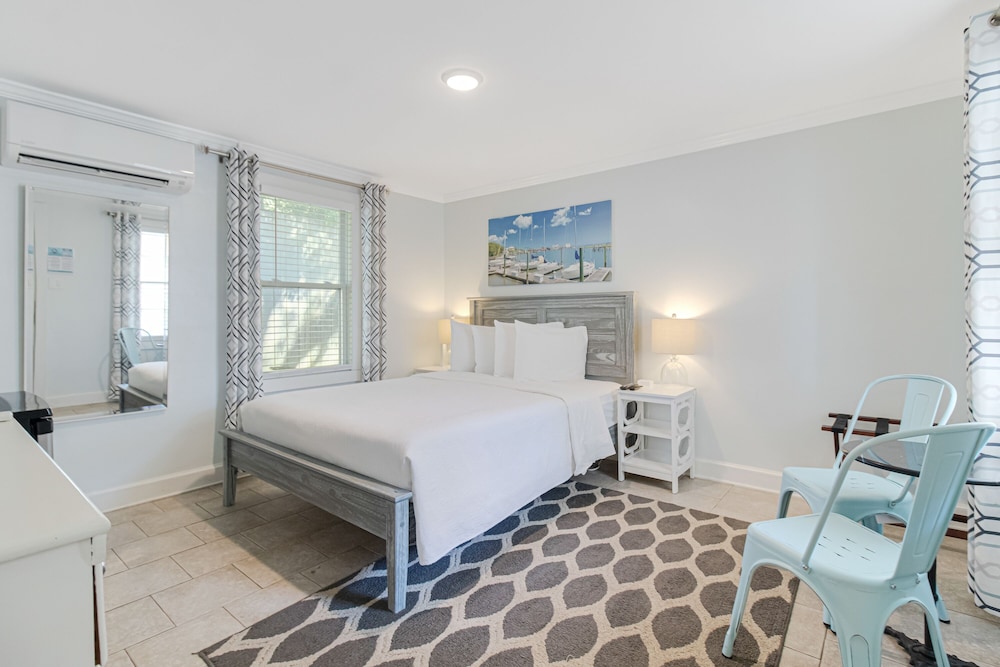 The Inn at River Oaks - photo 24