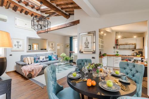 ClockTower Penthouse 4th floor apartment with Terrace Lucca — 4-Star Luxury Hotel in Lucca, Italy