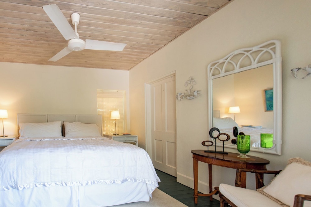 Tropical Bliss: Secluded Island Cottage — 4-Star Luxury Hotel in Governor's Harbour, Bahamas