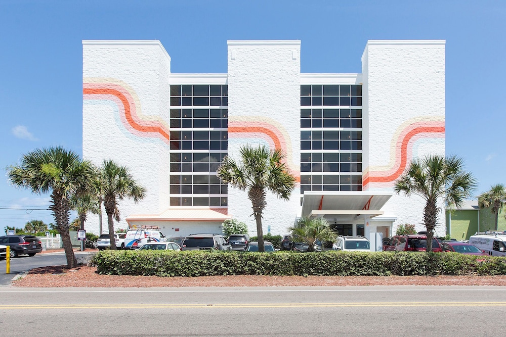 Golden Sands Carolina Beach Oceanfront Tapestry by Hilton — hotel in Carolina Beach
