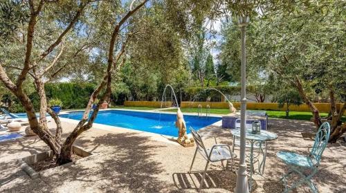 Spacious villa with mountain view and pool in Baza — 4-Star Luxury Hotel in Baza, Spain
