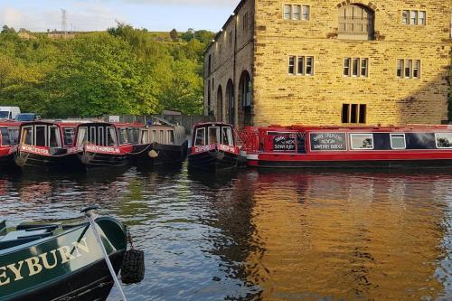 Bowie's Abode — 4-Star Luxury Hotel in Sowerby Bridge, United Kingdom