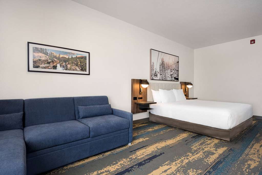 La Quinta Inn & Suites by Wyndham Denver Parker - photo 31