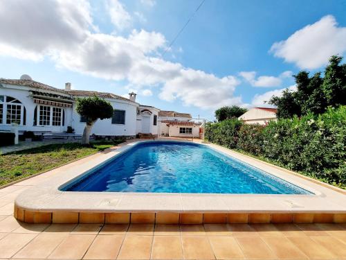Charming Villa With Own Pool Urb. La Siesta — 4-Star Luxury Hotel in Torrevieja, Spain