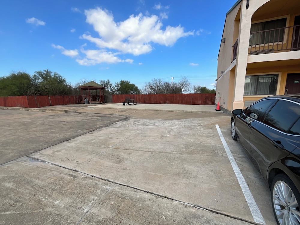 Executive Inn & Suites - photo 43