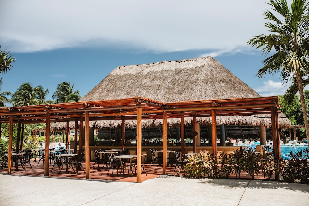 Swim-up bar