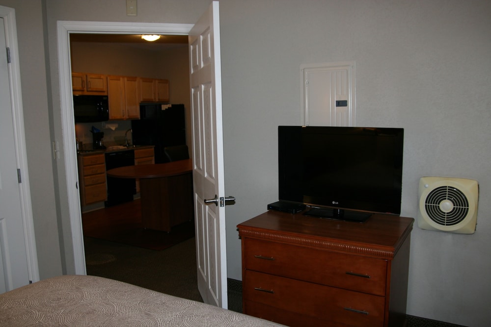 Candlewood Suites Bordentown Trenton an IHG Hotel - photo 2