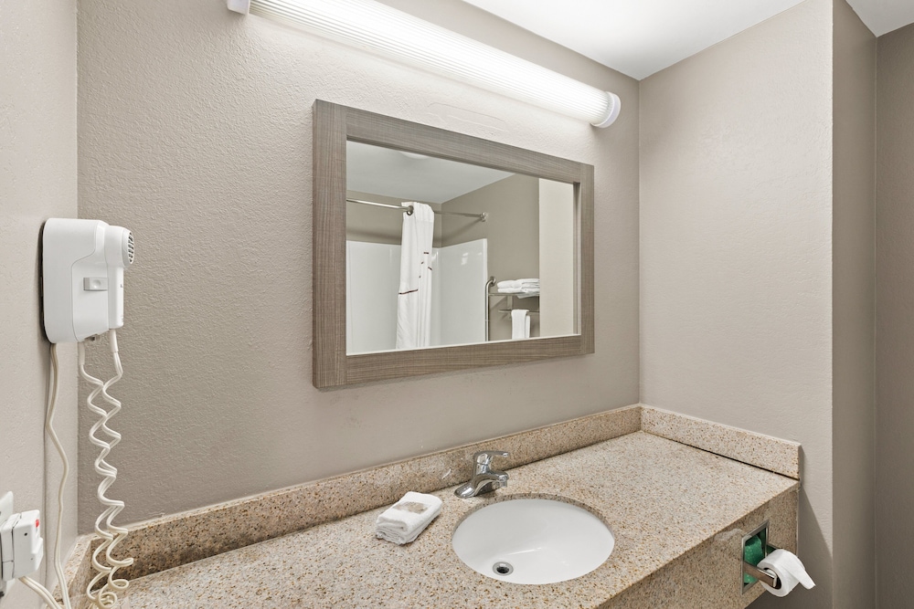 Red Roof Inn & Suites Newnan - photo 18