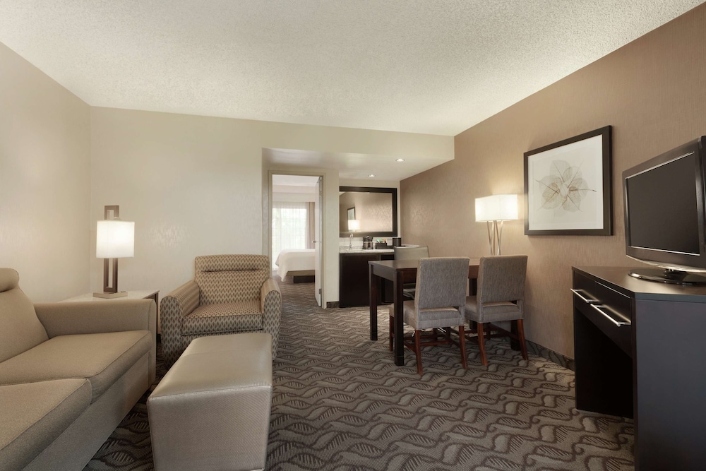 Embassy Suites by Hilton Arcadia Pasadena Area - photo 15