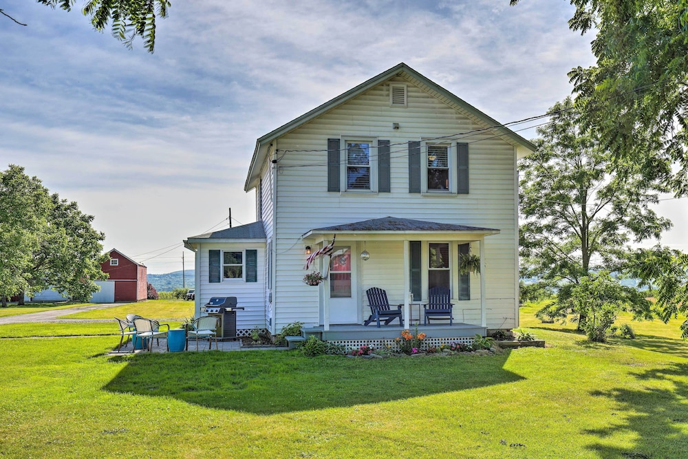 Finger Lakes Farm Retreat Walk to Wineries — hotel in Hector