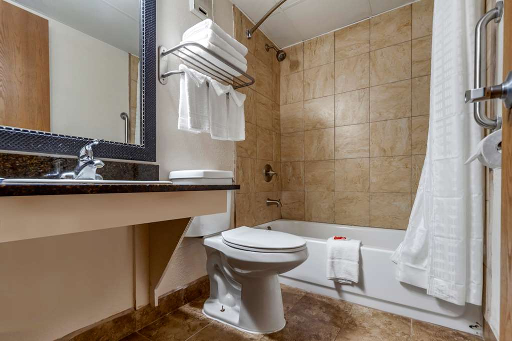 Econo Lodge Hays I 70 - photo 12
