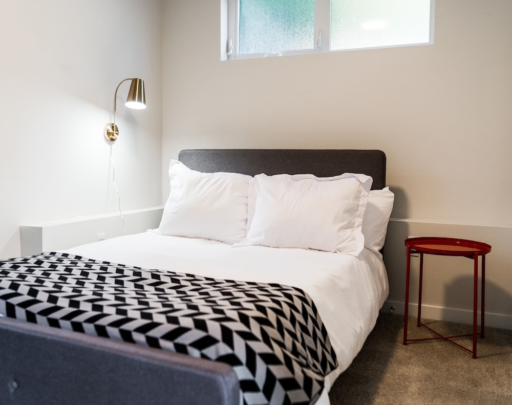 Sky Mark Lux 2 Seattle's Best Modern 3BD HomeTel - photo 3
