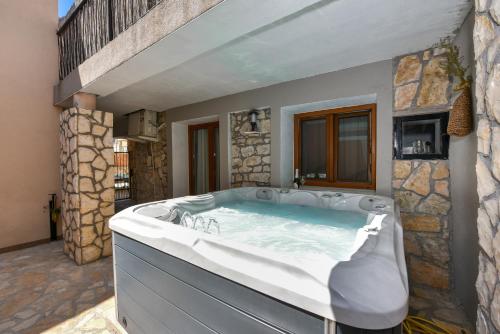 Loro House & Jacuzzi — 4-Star Luxury Hotel in Posedarje, Croatia