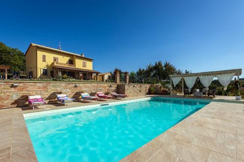 Villa Poggio al Sole by VacaVilla — 4-Star Luxury Hotel in Foiano Della Chiana, Italy