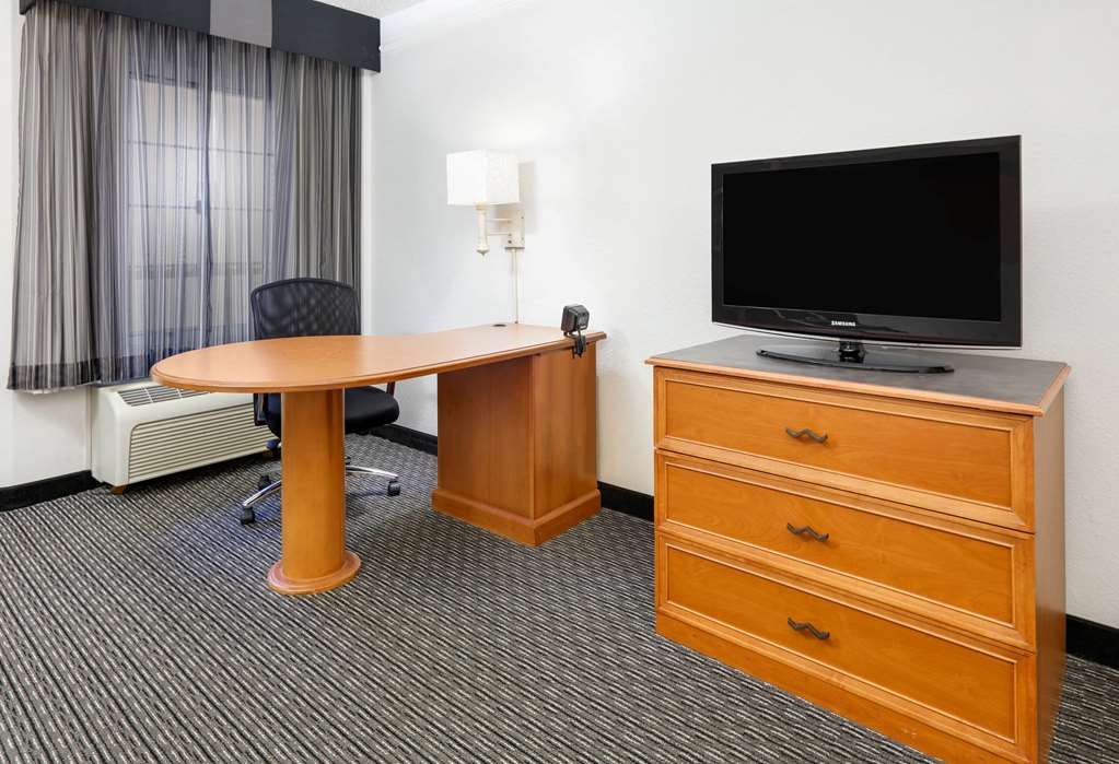 La Quinta Inn & Suites by Wyndham Dallas Addison Galleria - photo 19