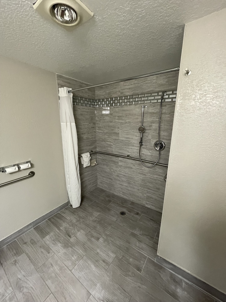 Days Inn by Wyndham Alpena - photo 20