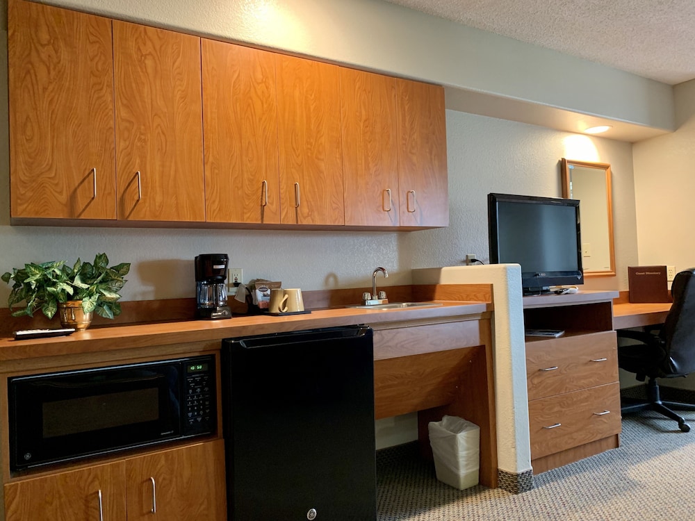 Monument Inn & Suites - photo 19