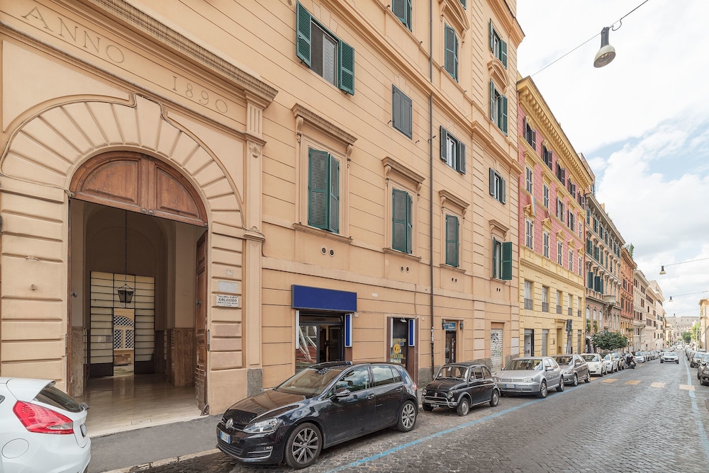 San Giovanni Elegant 6 Pax Apartment — 4-Star Luxury Hotel in Rome, Italy