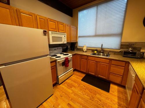 Spacious Condo walking distance to Hyatt and Beaches