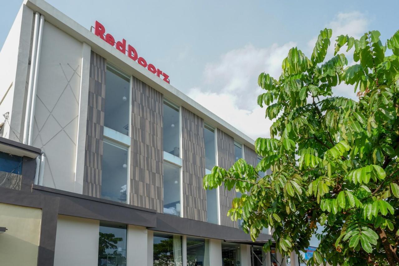 RedDoorz Plus near Solo Baru in Surakarta, Indonesia