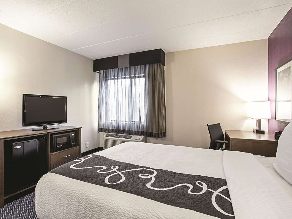 La Quinta Inn & Suites by Wyndham Baltimore N White Marsh - photo 12