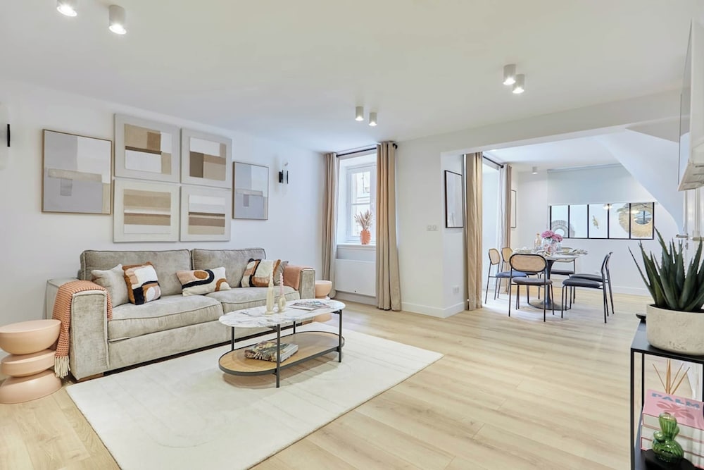 Sentier Montorgueil Area Apartment — 5-Star Luxury Hotel in Paris, France