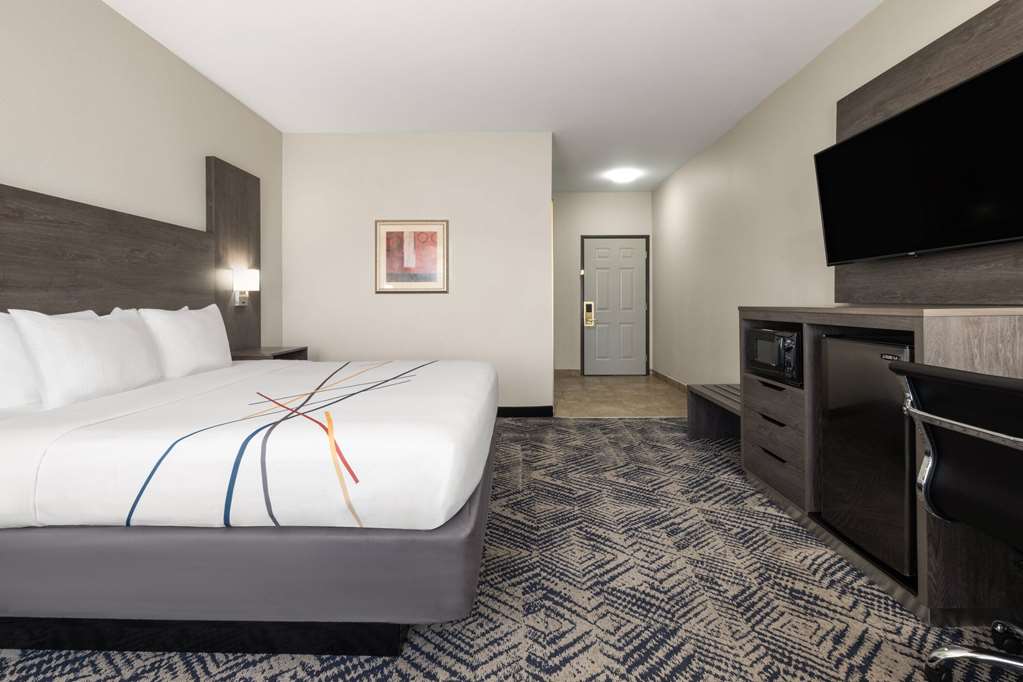 La Quinta Inn & Suites by Wyndham Tulsa Airpt Expo Square - photo 29