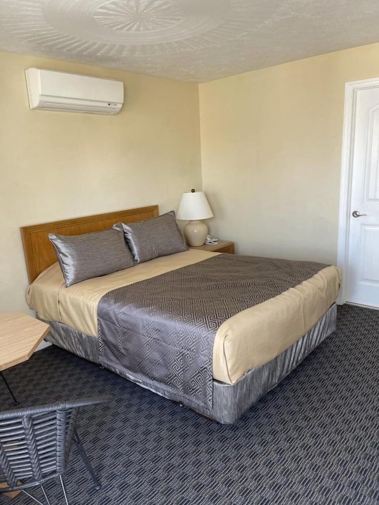 Lake Front Hotel - photo 13